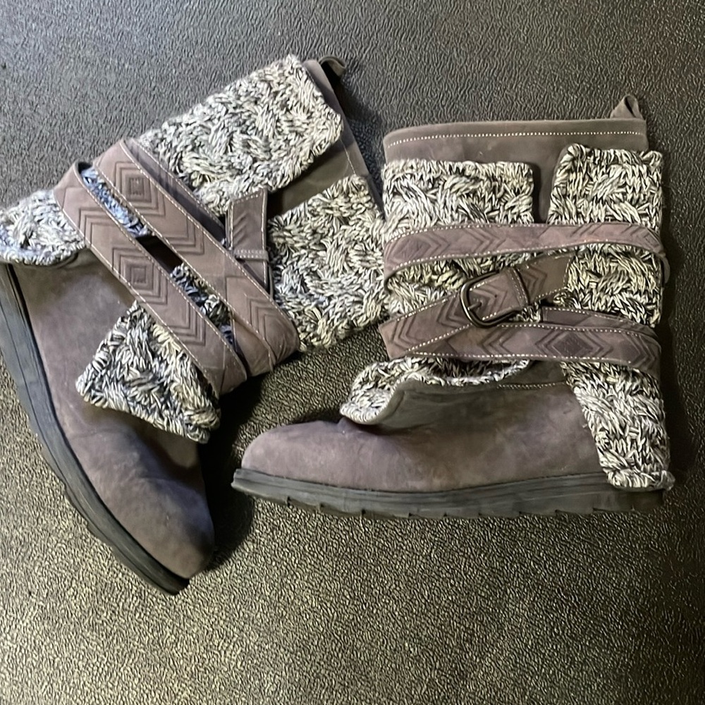 Muk Luks Pull On Boots- Gray with buckles- Size 10